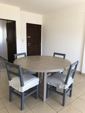 Apartment | Living area | 26-inch flat-screen TV with cable channels, TV - Comodo y Tranquilo Depto Centrico (Salta)