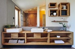 Een douche, een haardroger, zeep