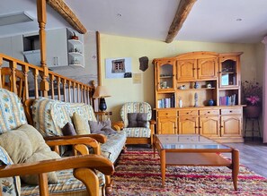 Fernseher, Kamin, Bücher