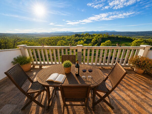 Outdoor dining - Panoramic Terrace, Sunsets, Nature and Stargazing in the Sierra de Béjar (Navalmoral)
