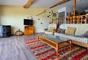 Fernseher, Kamin, Bücher