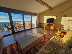 Een televisie, een open haard en boeken