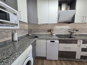 Réfrigérateur, four à micro-ondes, surface de cuisson, lave-vaisselle