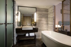 Artículos de tocador gratuitos, secador de pelo, batas, toallas