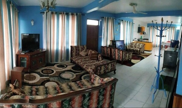 TV, DVD player, mesa de pingue-pongue, livros