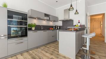 Kühlschrank, Mikrowelle, Ofen, Geschirrspüler