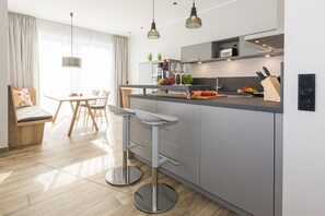 Kühlschrank, Mikrowelle, Ofen, Geschirrspüler