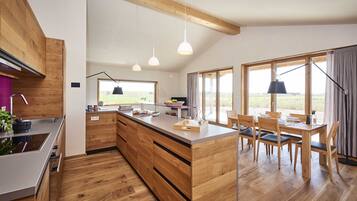 Kühlschrank, Ofen, Geschirrspüler, Wasserkocher mit Kaffee-/Teezubehör