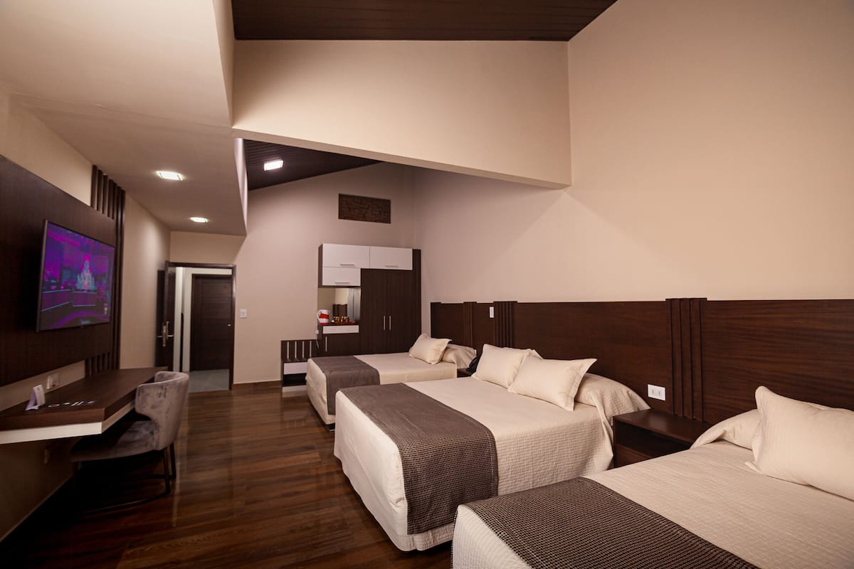 Habitación triple | Ropa de cama de alta calidad, edredón, camas Select Comfort y minibar