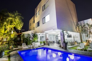 Kolam renang outdoor, dengan kursi berjemur