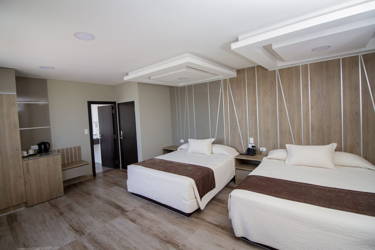 Habitación con 2 camas individuales | Ropa de cama de alta calidad, edredón, camas Select Comfort y minibar