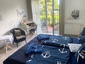 1 Schlafzimmer, Zimmersafe, Schreibtisch, Bügeleisen/Bügelbrett