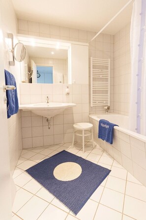 Haartrockner, Handtücher, Seife, Toilettenpapier
