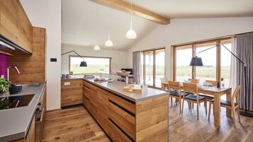 Kühlschrank, Ofen, Geschirrspüler, Wasserkocher mit Kaffee-/Teezubehör