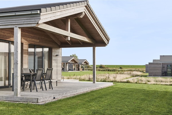 Außenansicht mit überdachter Terrasse