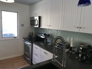 Frigorifero, microonde, forno, piano cottura