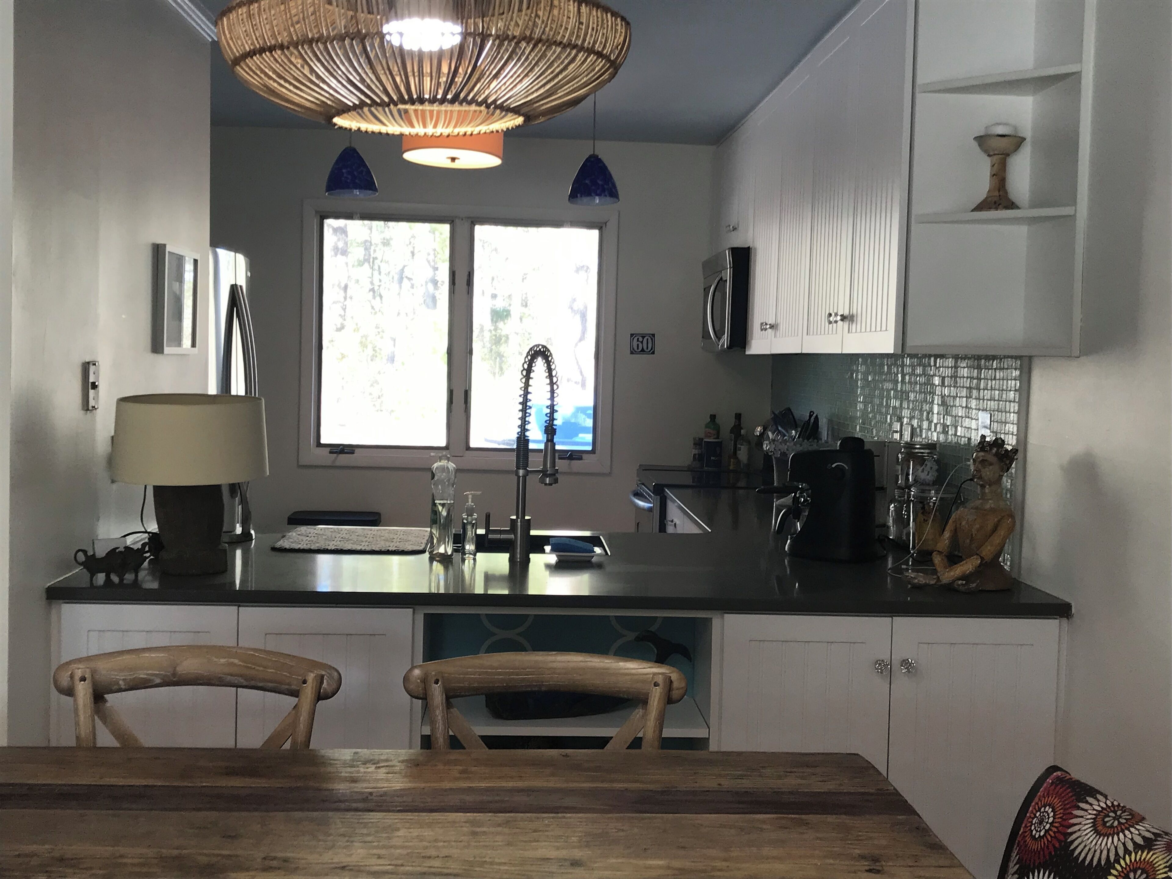 冷蔵庫、電子レンジ、オーブン、コンロ