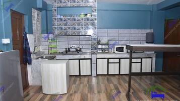 Jääkaappi, mikroaaltouuni, uuni, liesi