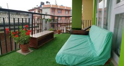 Einzelzimmer, Wohnzimmer, KĂŒche und Bad