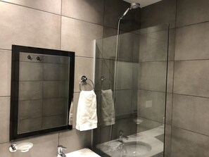 Huoneisto | Kylpyhuone | Suihkun ja ammeen yhdistelmä, hiustenkuivaaja, bidee, pyyhkeet