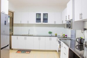 Kühlschrank, Mikrowelle, Ofen, Herdplatte