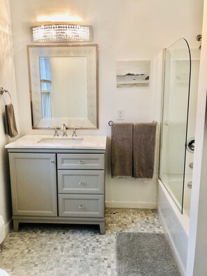 Combined shower/bathtub, hair dryer, towels, soap - Carriage house rental Point Neighborhood downtown (Newport)