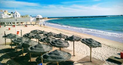 Les patios de la Caleta Ă 200 m. de la plage