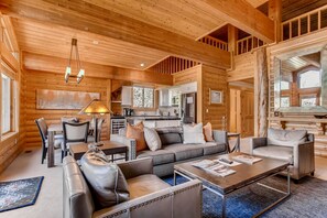 Kondominium, 2 kamar tidur | Ruang keluarga