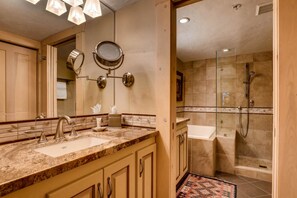 Condo, 2 habitaciones | Baño | Toallas 