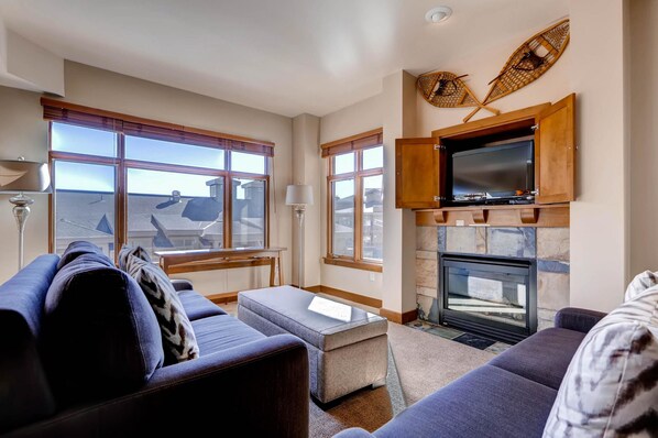 Condo, 2 Bedrooms | Living room