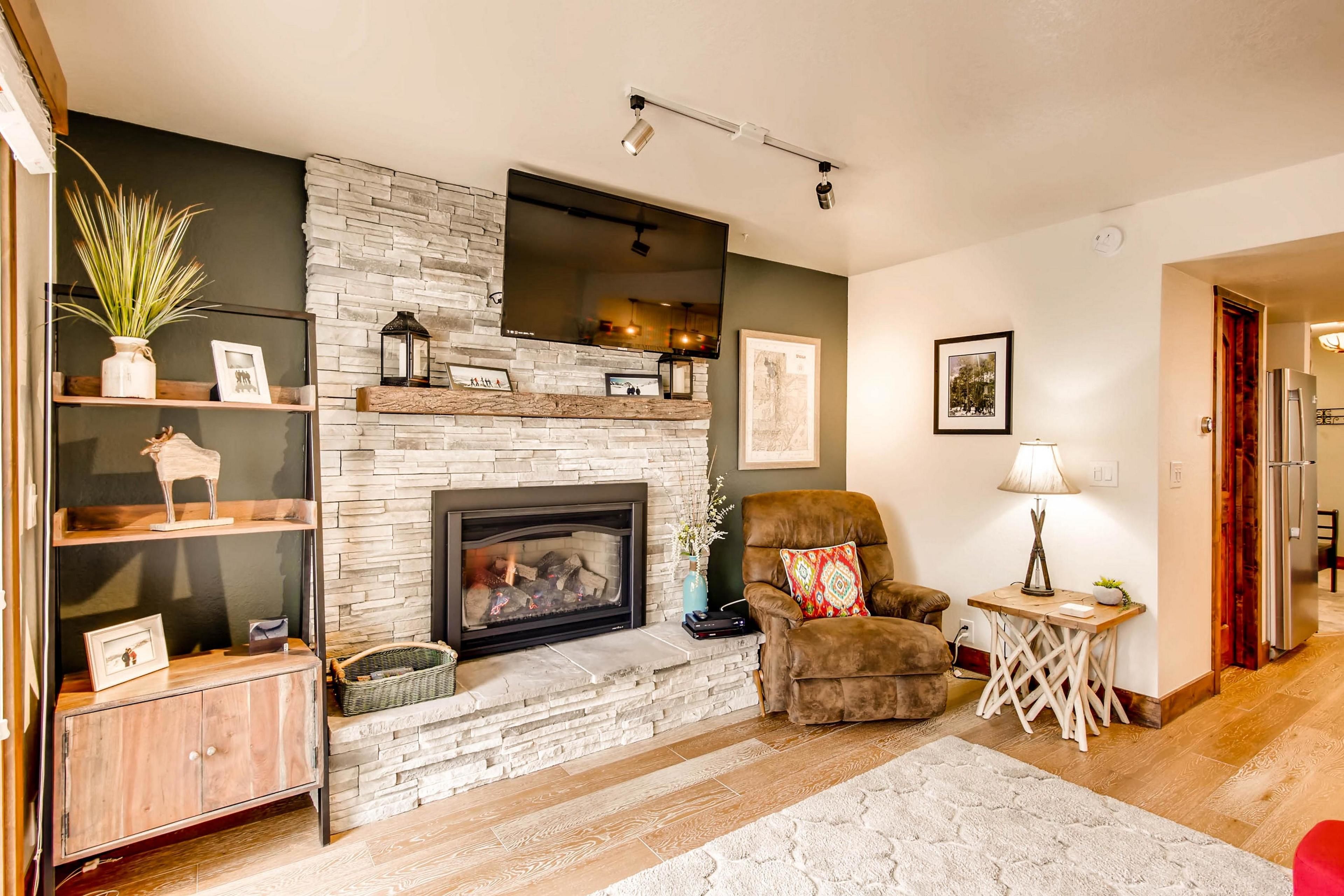 Condo, 3 Bedrooms | Living room