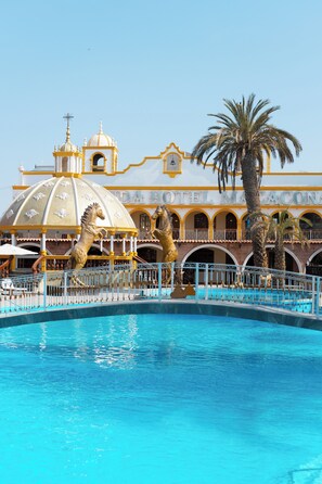 6 outdoor pools, pool umbrellas, lifeguards on site - Hacienda Hotel Macacona (Subtanjalla)