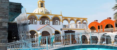6 piscines extérieures, parasols de plage, maßtres-nageurs sur place