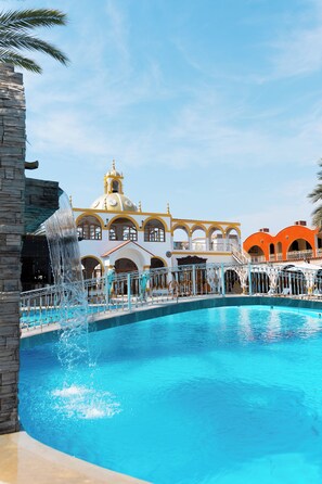 6 kolam renang outdoor, dengan payung kolam renang