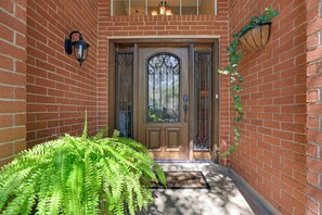 Exterior detail - Beautiful home NWSA:4 min Seaworld, 5 min Shooting Complex, 15 min BMT Lackland (San Antonio)