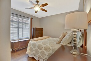 4 habitaciones, escritorio y tabla de planchar con plancha