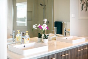 Hair dryer - Lakefront villa with a spacious panoramic balcony in Sanctuary Lakes (Point Cook)