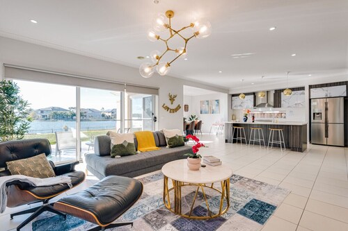 Lakefront villa with a spacious panoramic balcony in Sanctuary Lakes