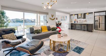 Lakefront villa with a spacious panoramic balcony in Sanctuary Lakes