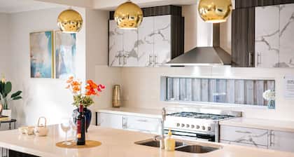 Waterfront 6BRM Villa im Herzen von Sancturay Lakes