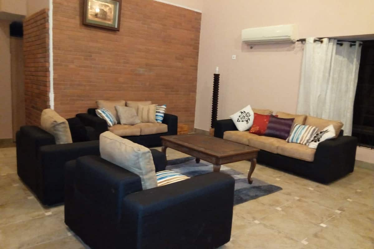 Family House, 5 Bedrooms | Ruang tamu | 32 inci televisyen skrin rata dengan kabel, TV