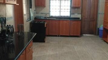 Family House, 4 Bedrooms | Private kitchen | Fridge, microwave, oven, stovetop