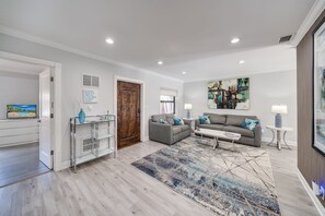 TV - Modern Fort Lauderdale Retreat Near Beach, Las Olas & Airport (Fort Lauderdale)