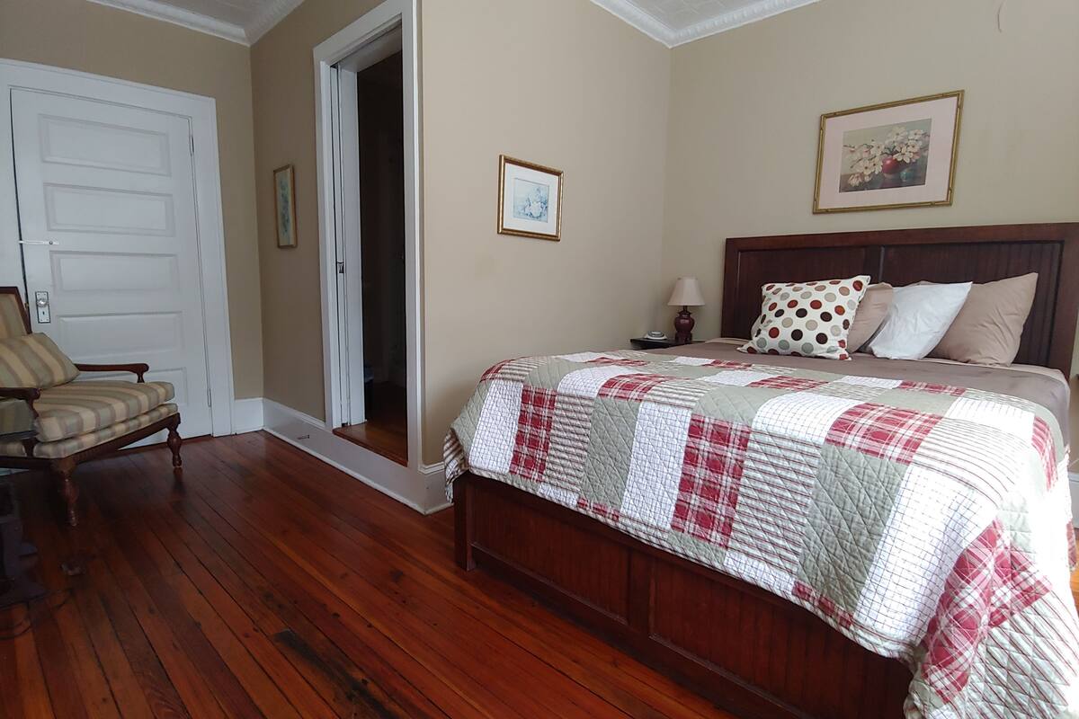 Standard Room, 1 Queen Bed (Pullman Room 214)