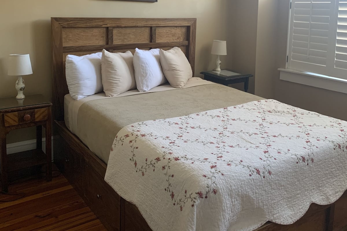 Standard Room, 1 Queen Bed (Deluxe Pullman 206)