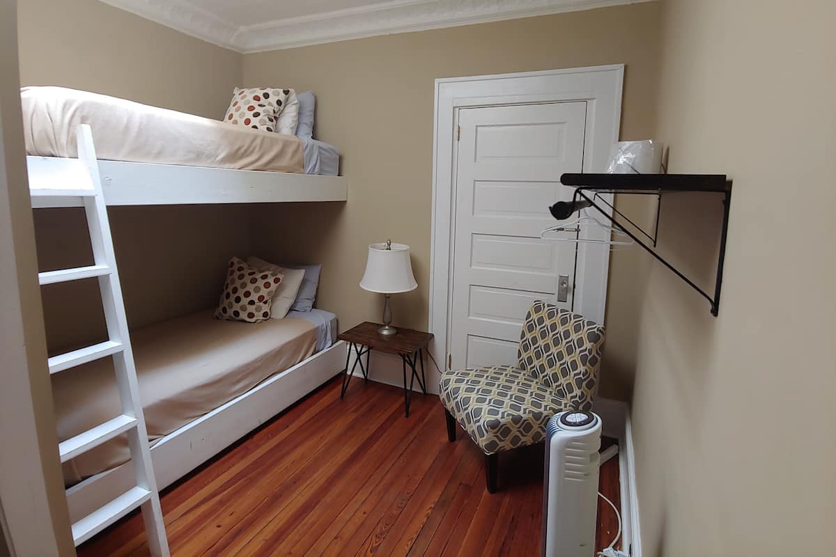 Standard Room (205 Pullman Bunk Bed) | Bathroom