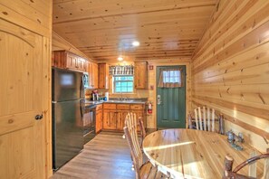 Fridge, microwave, oven, stovetop - Cozy Lodge Suite with Kitchen in Amish Country (Millersburg)