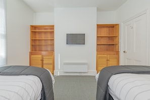 4 bedrooms, iron/ironing board, WiFi, bed sheets