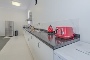 Fridge, microwave, stovetop, dishwasher - 4 Bedroom House - Hobart CBD - Free Parking - Free Wifi (Hobart)