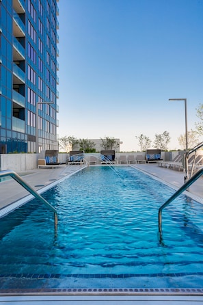 Piscina externa sazonal, funciona das 7h às 22h, guarda-sóis